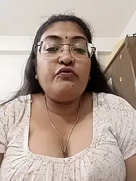 Snapshot of LAVERNIYA_ chatting on 10.09.25 LAVERNIYA  online show from 10.09.25