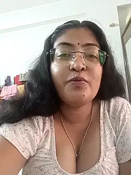 Snapshot of LAVERNIYA_ chatting on 10.12.25 LAVERNIYA  online show from 10.12.25