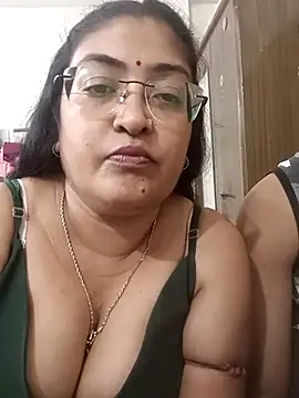 Snapshot of LAVERNIYA_ chatting on 10.15.25 LAVERNIYA  online show from 10.15.25