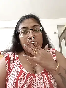 Snapshot of LAVERNIYA_ chatting on 10.25.25 LAVERNIYA  online show from 10.25.25