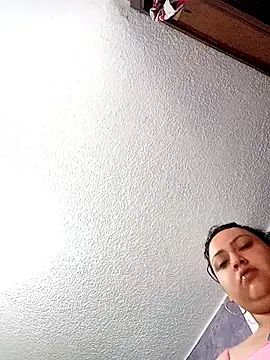 Snapshot of isaReyes chatting on 10.28.25 isaReyes online show from 10.28.25