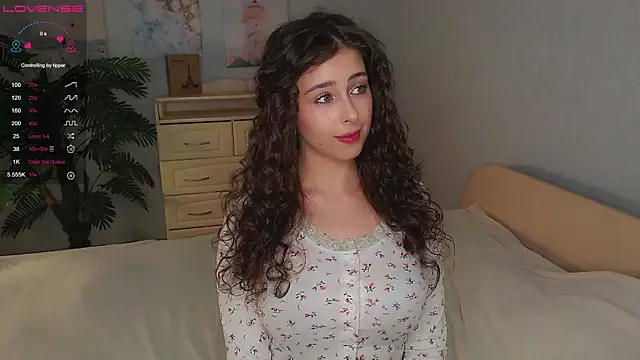 Snapshot of cosmosbaby chatting on 10.27.25 cosmosbaby online show from 10.27.25