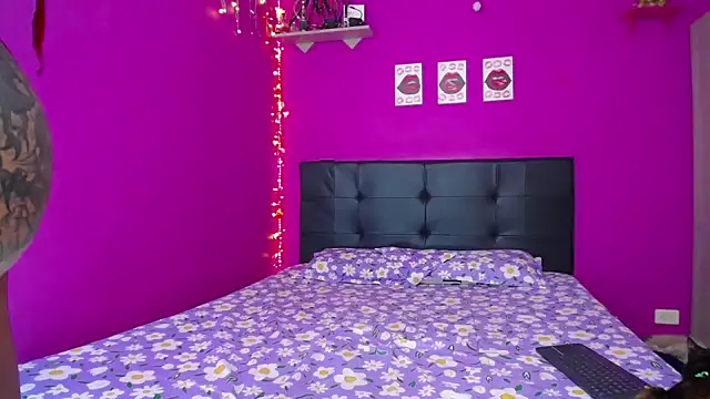 Snapshot of Zaratattoox chatting on 01.20.25 Zaratattoox online show from 01.20.25