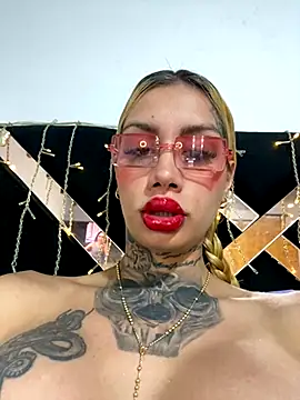 Snapshot of Zaratattoox chatting on 10.10.25 Zaratattoox online show from 10.10.25