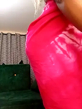 Snapshot of fatassmessey chatting on 10.10.25 fatassmessey online show from 10.10.25