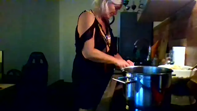 Snapshot of Your_Wish_4U chatting on 11.01.25 Your Wish 4U online show from 11.01.25