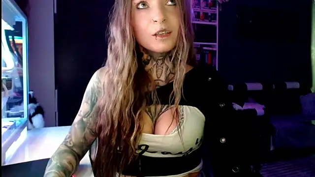 Snapshot of InesGold chatting on 02.24.25 InesGold online show from 02.24.25