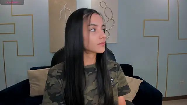 Snapshot of HannahJamesX chatting on 12.17.24 HannahJamesX online show from 12.17.24