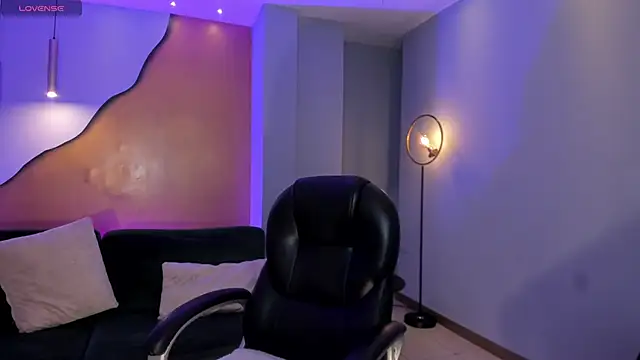 Snapshot of HannahJamesX chatting on 02.20.25 HannahJamesX online show from 02.20.25