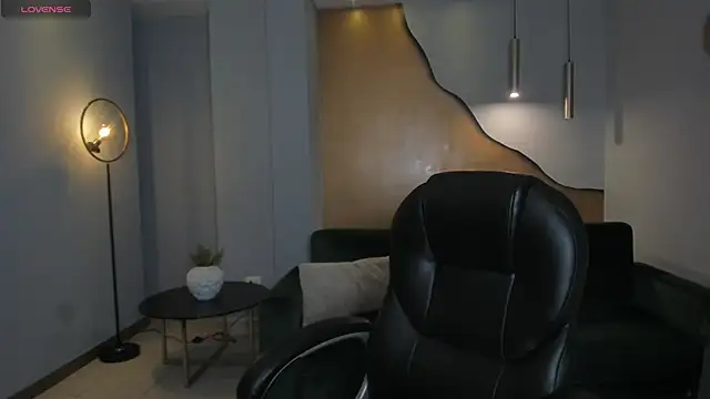 Snapshot of HannahJamesX chatting on 02.23.25 HannahJamesX online show from 02.23.25