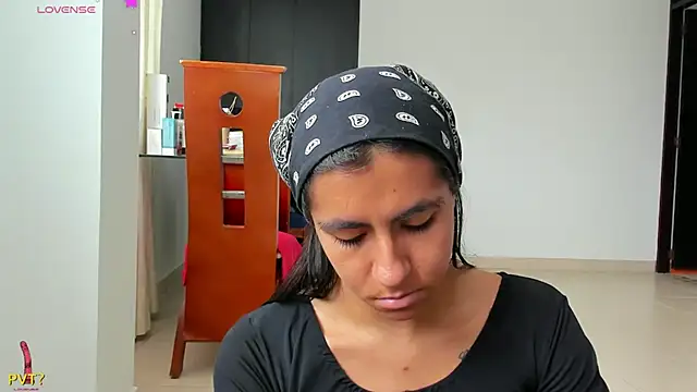 Snapshot of Kamilasalazar chatting on 02.14.25 Kamilasalazar online show from 02.14.25