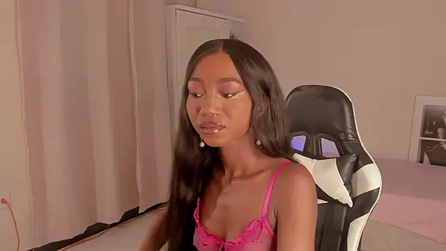 Snapshot of SavannahWildee chatting on 12.08.24 SavannahWildee online show from 12.08.24