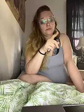 Snapshot of Lalalynn chatting on 11.06.25 Lalalynn online show from 11.06.25