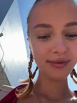 Snapshot of enjoy_my_beauty chatting on 12.20.24 enjoy my beauty online show from 12.20.24