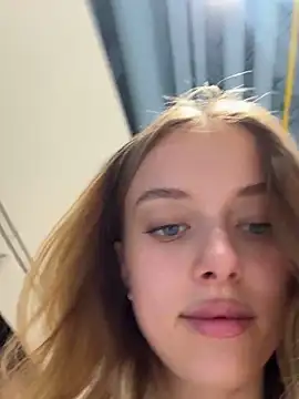 Snapshot of enjoy_my_beauty chatting on 01.04.25 enjoy my beauty online show from 01.04.25