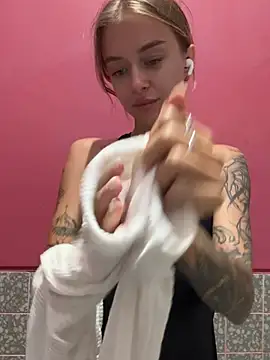 Snapshot of enjoy_my_beauty chatting on 01.31.25 enjoy my beauty online show from 01.31.25