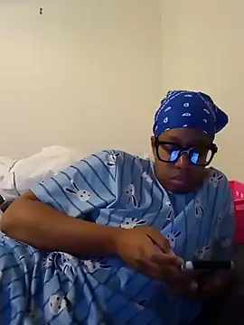 Snapshot of madamsensuale chatting on 12.30.24 madamsensuale online show from 12.30.24