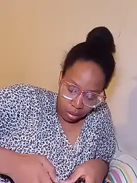 Snapshot of madamsensuale chatting on 01.26.25 madamsensuale online show from 01.26.25