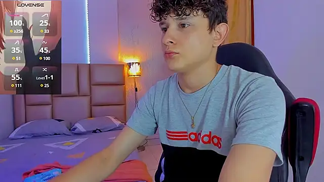 Snapshot of Nathan_Bluee chatting on 02.04.25 Nathan Bluee online show from 02.04.25