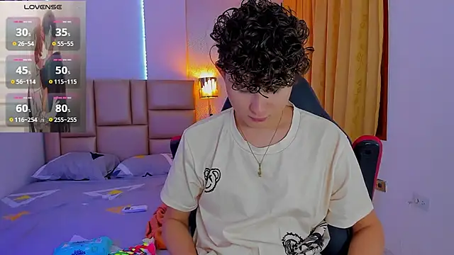 Snapshot of Nathan_Bluee chatting on 02.05.25 Nathan Bluee online show from 02.05.25