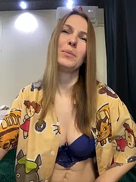 Snapshot of RachelBelI chatting on 10.12.25 RachelBelI online show from 10.12.25