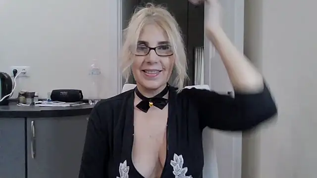 Snapshot of sweet_raspberry chatting on 12.21.24 sweet raspberry online show from 12.21.24