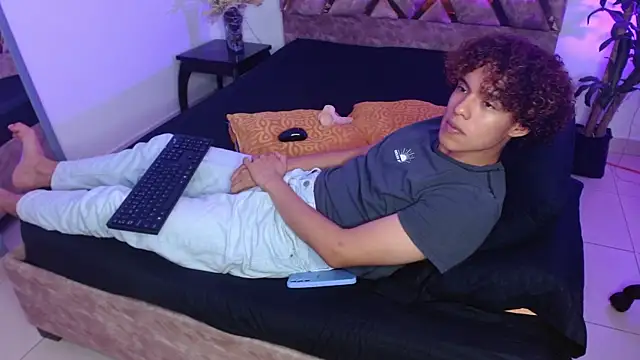 Snapshot of nickolas_moon chatting on 02.01.25 nickolas moon online show from 02.01.25