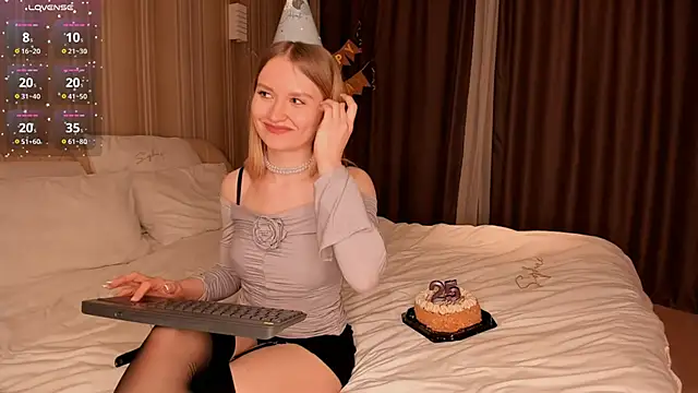 Snapshot of IsabellaTorrance chatting on 12.21.24 IsabellaTorrance online show from 12.21.24