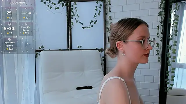 Snapshot of IsabellaTorrance chatting on 02.28.25 IsabellaTorrance online show from 02.28.25