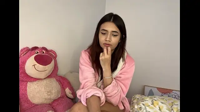 Snapshot of HallieLemon1 chatting on 12.06.24 HallieLemon1 online show from 12.06.24