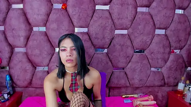 Snapshot of SaraLoveee_ chatting on 12.19.24 SaraLoveee  online show from 12.19.24