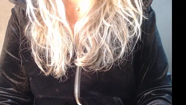 Snapshot of JenniLowen chatting on 01.20.25 JenniLowen online show from 01.20.25