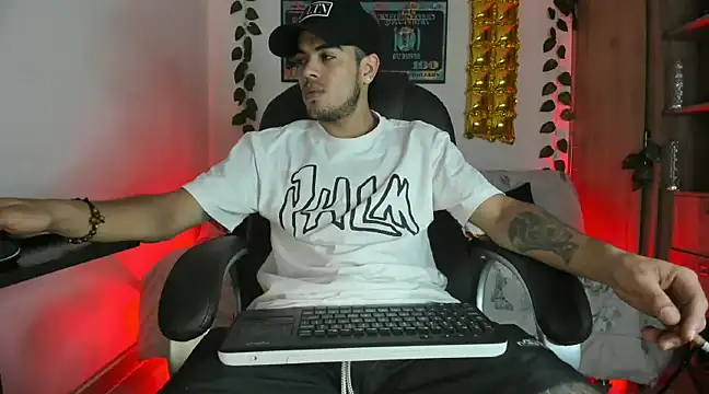 Snapshot of mikee_scooth chatting on 01.08.25 mikee scooth online show from 01.08.25