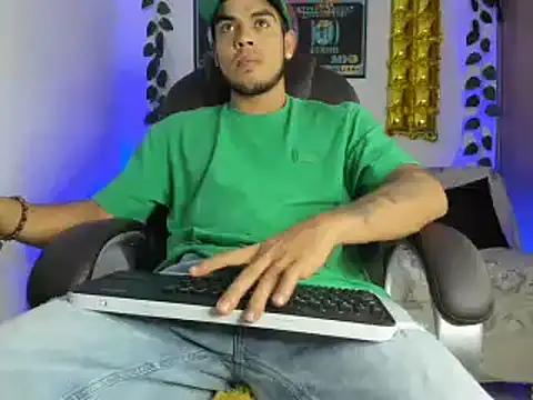 Snapshot of mikee_scooth chatting on 01.19.25 mikee scooth online show from 01.19.25