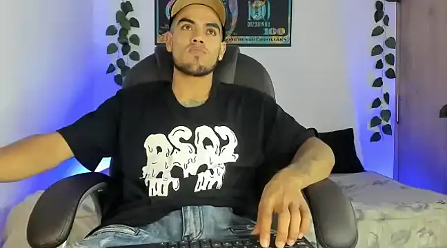 Snapshot of mikee_scooth chatting on 02.24.25 mikee scooth online show from 02.24.25