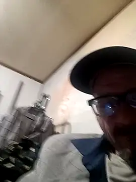 Snapshot of gettinit2wice chatting on 01.02.25 gettinit2wice online show from 01.02.25