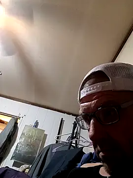 Snapshot of gettinit2wice chatting on 02.06.25 gettinit2wice online show from 02.06.25