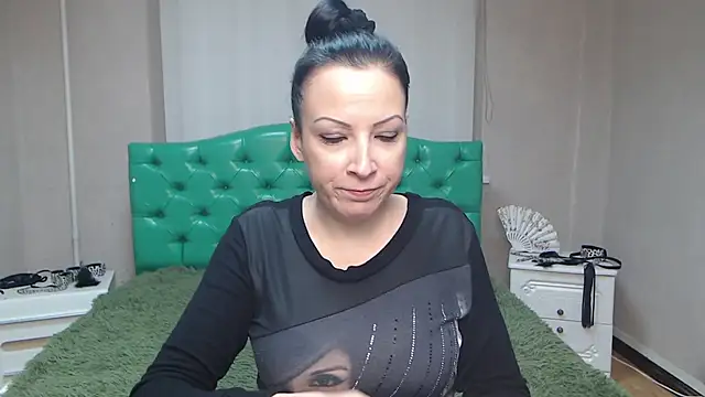 Snapshot of ElizabethSho chatting on 12.07.24 ElizabethSho online show from 12.07.24