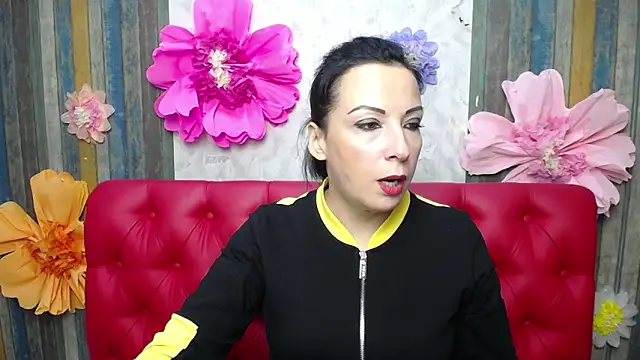 Snapshot of ElizabethSho chatting on 10.18.25 ElizabethSho online show from 10.18.25