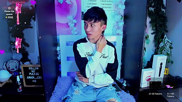 Snapshot of juniior_2311_ chatting on 02.19.25 juniior 2311  online show from 02.19.25