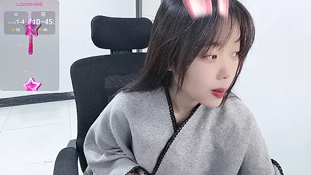 Snapshot of Lvy--v chatting on 12.29.24 Lvy--v online show from 12.29.24