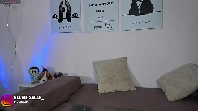 Snapshot of ElleGisellee chatting on 10.14.25 ElleGisellee online show from 10.14.25