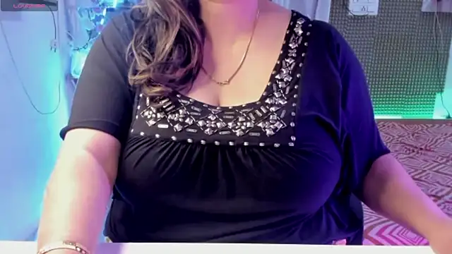 Snapshot of Gulabi_Queen chatting on 02.05.25 Gulabi Queen online show from 02.05.25