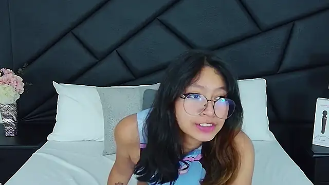 Snapshot of Yommi_Winx chatting on 01.11.25 Yommi Winx online show from 01.11.25