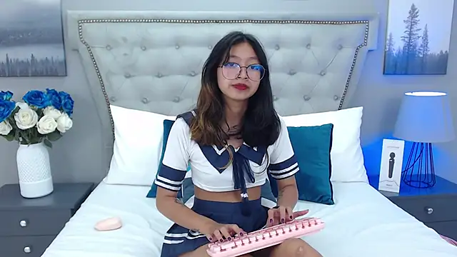Snapshot of Yommi_Winx chatting on 01.15.25 Yommi Winx online show from 01.15.25