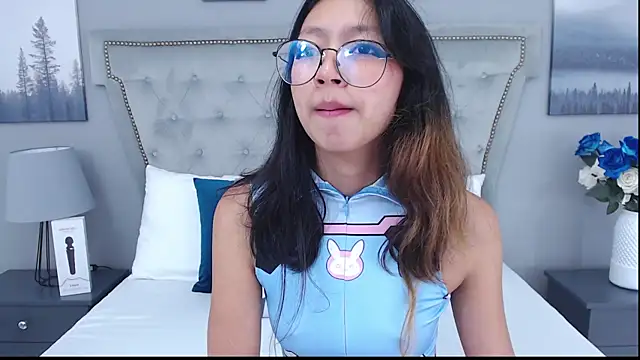 Snapshot of Yommi_Winx chatting on 03.04.25 Yommi Winx online show from 03.04.25