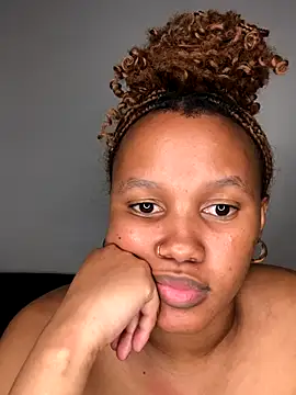 Snapshot of Sego_TeeTee chatting on 10.11.25 Sego TeeTee online show from 10.11.25