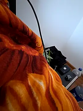 Snapshot of KarlosCarutox chatting on 10.05.25 KarlosCarutox online show from 10.05.25