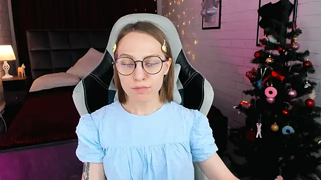 Snapshot of AphexQueen chatting on 12.21.24 AphexQueen online show from 12.21.24