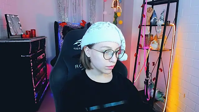 Snapshot of AphexQueen chatting on 12.25.24 AphexQueen online show from 12.25.24